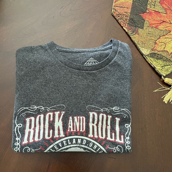 Official Rock and Roll Hall of Fame tee 🤘🎼☠️🎸 - Picture 2 of 4